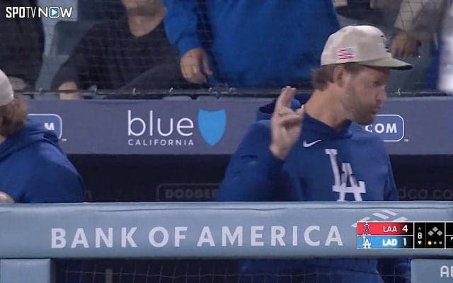 大谷翔平とカーショーが“歓喜のアイコンタクト”　16号弾放った大谷に「デコルテポーズ」で応答、復帰登板前日…1対1のやり取りに反響