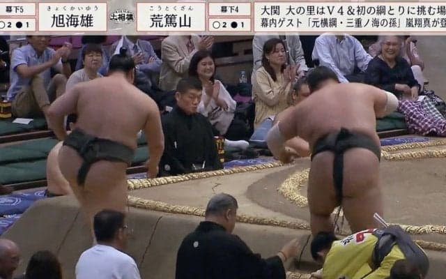 力士と力士が初めての“共同作業”　土俵下の審判長と激突で“あわや”も…突如の超ほっこりシーンに反響「かわええ」