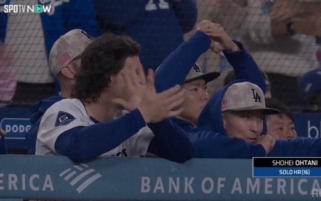 大谷翔平の3戦連発弾に山本由伸、もはや驚かず！？ 口を結んだまま“ただ拍手”…ド軍ベンチお祭り騒ぎもまさかの光景