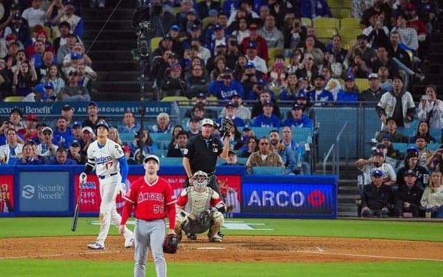 大谷の背後にいた“超人気芸人”にX騒然「ええ、すごい」　HRで真っ先に起立「めっちゃいい席」