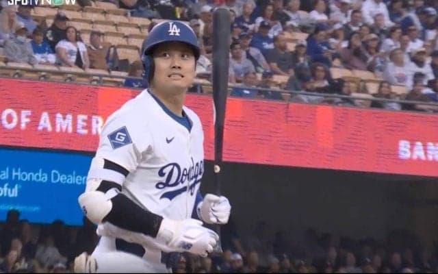 一体、何が起きた？ 大谷翔平、一瞬見せた“謎の表情”「どうしたw」「どこ見てる？」 叫びながらのリアクションが話題に