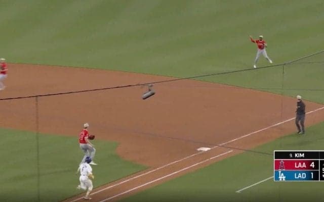 もうワケわからん！ド軍・恐怖の9番キム・ヘソンの足で“予想外の展開”「エグい」「速すぎw」相手野手がビビって暴投… とんでもないスピードで“爆速内野安打”