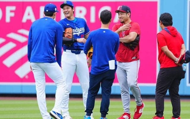 大谷翔平、菊池雄星と再会　笑顔でガッチリ握手、由伸＆朗希も“合流”で日本人大集合