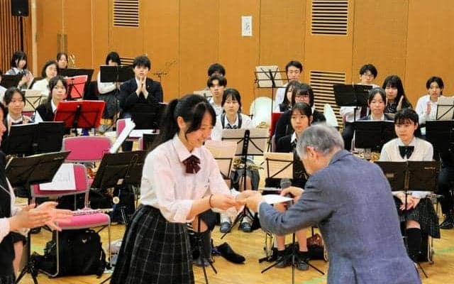 甲子園演奏の選抜吹奏楽団が結団式、24校の112人に団員証授与