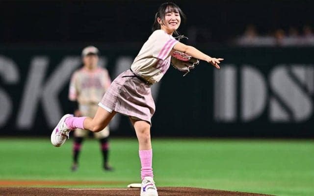 バズった大人気歌手の“ピンク仕様”が「めっちゃ可愛い」　福岡での豪快投球が反響