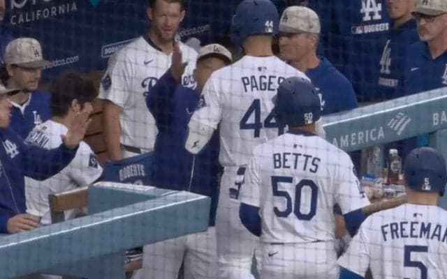 大谷翔平がロバーツ監督にムチャ振り？ ヒマワリの種担当“不在”でセレブレーションがわちゃわちゃ「カオス状態」の一部始終