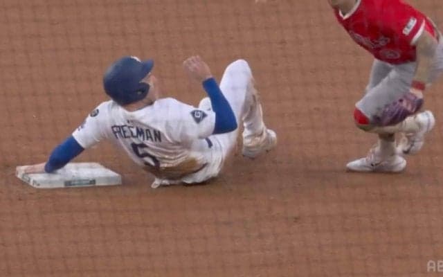 ドジャースの攻撃で“珍事”発生…「これはしょうがない」まさかのライトゴロ成立でフリーマンも苦笑いの一部始終