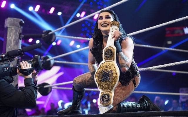 “最恐”人気女子レスラーが初々しいデビュー当時の写真を公開…ギャップ全開のナチュラルメイクにファン驚愕「今と違いすぎる」