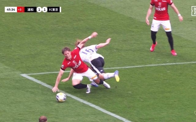 「ふざけるな！」浦和DFが接触転倒→PKなしで物議「え？VARも介入しないの？」「何回見てもファウルだろ」スタジアム大ブーイング＆SNS大荒れ