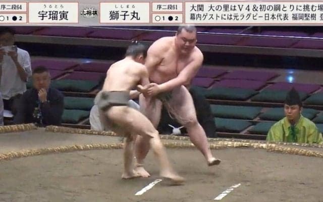 最小兵力士が\"土俵の上で大回転\"する衝撃光景「何回転したんだよw」「対戦力士も笑ってるやんw」館内はどよめきと拍手