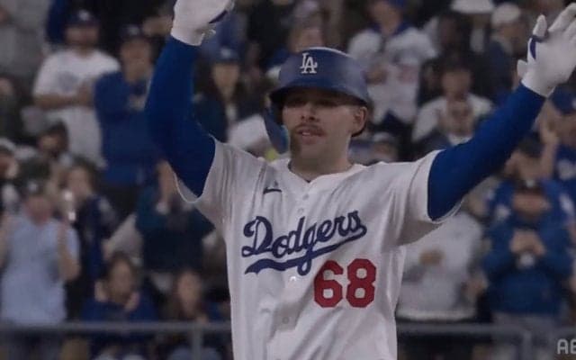 ドジャース期待のスーパールーキー、“爆速”初タイムリー後に見せた“初々しすぎる”デコルテポーズが話題「未来のスーパースター」