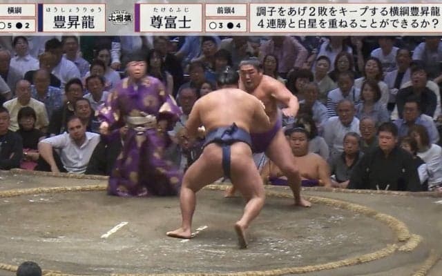 「行司危ない…！」立ち合い直後、行司が激しく転倒するハプニングにどよめき「え？」「だいじょぶ？」驚きの反応