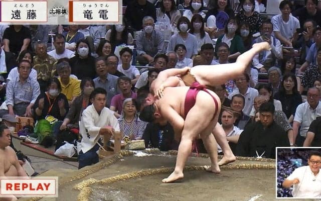 「あ、大丈夫かな」人気力士が女性ファンの上に… 元若乃花は心配顔も女性は“にっこり”笑顔 「お客さん大喜びw」「ファンサでしかない」安堵と羨望の声