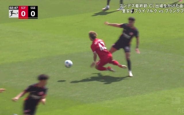 「レッドカードだろ！」堂安律、真横からの強烈タックルに絶叫悶絶の瞬間「なにすんじゃ」「踏んでる」ホームサポーターも大ブーイング