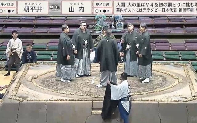 「泣かないで」18歳新人行司が本割“ほろ苦”デビュー　2番連続の物言いで緊張感…カメラが捉えた土俵上の表情変化「成長を期待！」激励続々