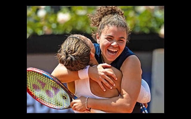  2連覇達成、35年ぶり単複2冠 