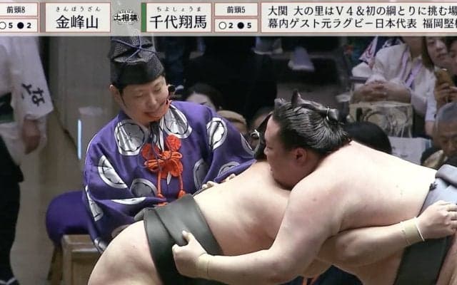 元若乃花「私もはじめて見ました」世にも珍しい“まわし待った“が発生 審判が手を上げる緊急事態「後ろの結び目が…」