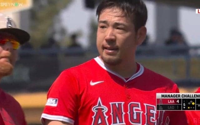 「大丈夫か」菊池雄星、まさかのアクシデントで降板に心配の声 不運な接触プレーで悶絶…「魂のベースカバー」アウト判定にはベンチで笑顔も