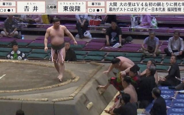 大相撲で行司もまとめて押し出すハプニングが発生 客席からは悲鳴にも似た声「すごい光景だ」「親方も被弾」