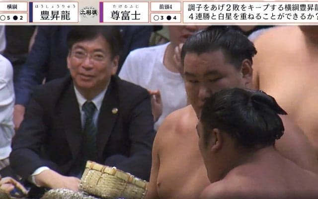 「そういうところ好き」横綱・豊昇龍が尊富士に…“素の行動”にファン感嘆 立ち合い変化、行司転倒にも動じず土俵下で