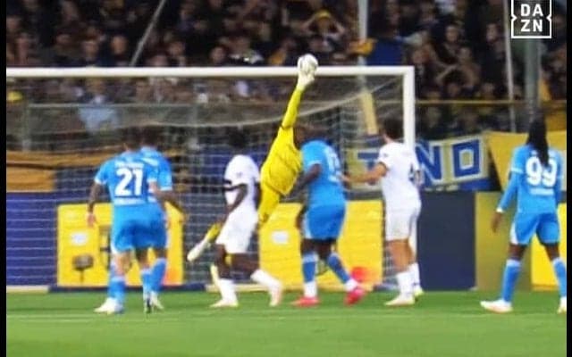 「奇跡だ！」鈴木彩艶の“指先スーパーセーブ”を現地メディア大称賛「本能で止めた」「乗り越えられない壁」首位ナポリを唖然とさせた瞬間