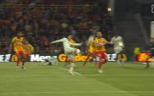 「腰の捻りがえぐい」「美しすぎる」南野拓実の圧巻ダイレクトボレーシュートをフランス人解説者も称賛「完璧なボディバランス」