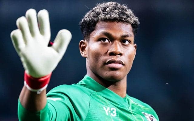 鈴木彩艶の「ボールを踏む技術」に進化の証　南雄太は「日本のGKの歴史を大きく変える」と絶賛