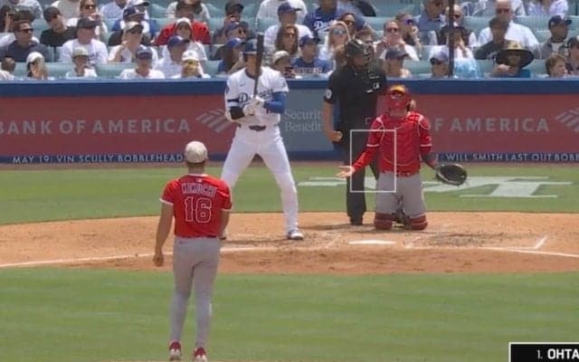 一体、何が起きた？ 大谷翔平、想定外のハプニング後に“まさかの光景” 「珍しい」「めっちゃ見てるw」 バットが折れて呆然… 動きが止まる