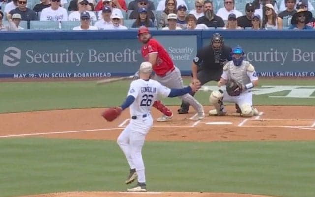 何が起きた…？ ド軍投手、流血トラブルでハプニング「正気じゃない」 負傷した手でピッチャー返しを“素手キャッチ”「危険すぎる」