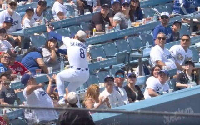 いくらなんでも飛びすぎ！ド軍キケに“想定外のハプニング”「さすがw」客席に“豪快ダイビング”…ファン騒然「魅せる男」