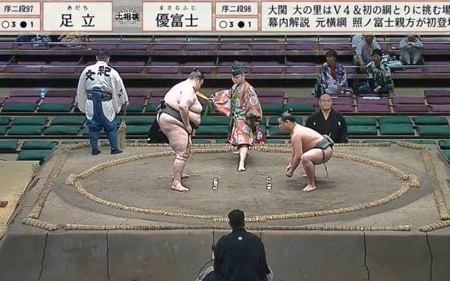 17歳“イケメン”小兵、200キロの超巨漢力士を土俵下へドスン「凄い音した」「派手に落ちた」