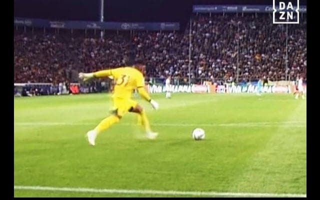 「レベチすぎる！」鈴木彩艶の“70m超級フィード”にSNS騒然「どこに飛ばすか見えててすごい」「日本代表でも活かしたい」「ビッククラブが興味を持つのも納得」