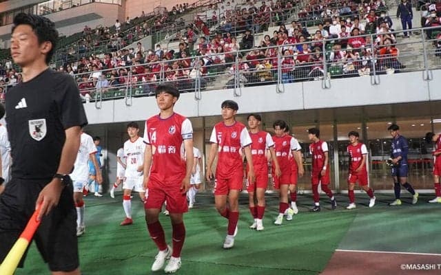 スタジアムが赤く燃えたJ1とプレミアリーグの「2階建て」。みんなで作り上げたファジアーノ岡山にとって特別な1日　高円宮杯プレミアリーグWEST ファジアーノ岡山U-18×名古屋グランパスU-18マッチレビュー