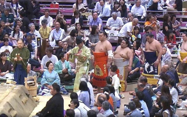 「長髪のイケメンがいる！」大相撲中継、“ただならぬ”存在感のロックミュージシャンにファン騒然 「ローランドに似てる」困惑の声も