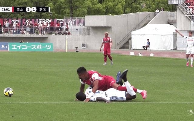 「プロレスラーかよ！」Jリーグ怪物FWの“恐怖のぶっ潰し守備”にSNS騒然「ルカオが柔道しとる」「なぜノーファウル？」「花園じゃないよ」新潟DFとの異次元デュエルが話題