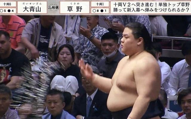 マジか…大相撲中継、角界の“ホープ”とロックミュージシャンが奇跡の2ショット「あぐら姿が様になってるw」