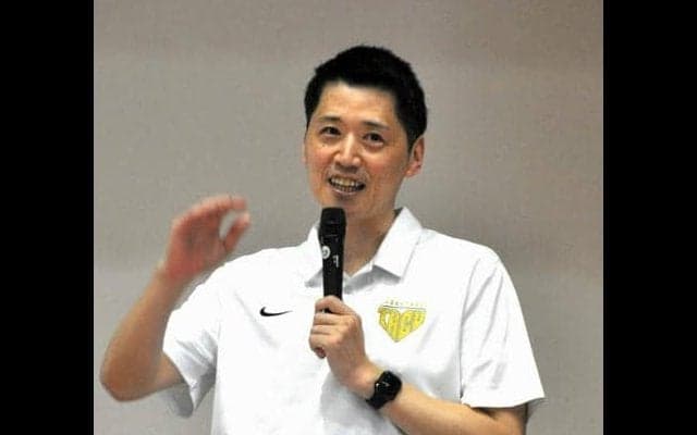 バスケ女子の恩塚・元代表監督が母校で講演　「自分の可能性信じて」