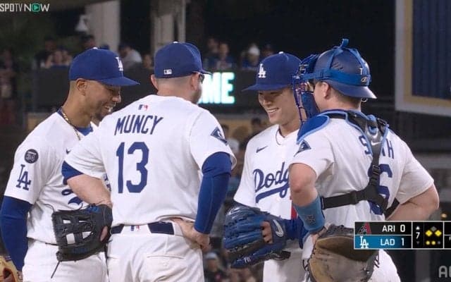 頼んだぞ！山本由伸、ピンチの場面で“胸アツ光景”「泣けるやつ」「良い雰囲気」チームメイトとのやり取りにファン感動