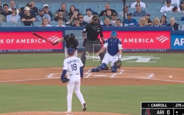 なぜ打った…？ 山本由伸、危険な魔球で“想定外のハプニング”「これはアカン」「ヤバいな」打者の手元で曲がりすぎるボール→自打球直撃で悶絶