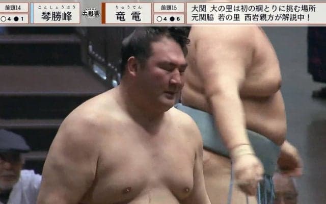 うっかり土俵を割ってしまった力士…\"やってもうた\"な表情 「ショックだろうな」「どんな負け方やねん」館内どよめき