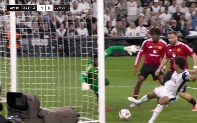 嘘だろ？まさかの“空振りショット”が決勝点に「触ってないだろ？」「これが決勝ゴールか」41シーズンぶりのEL優勝に導いた珍ゴールが話題沸騰