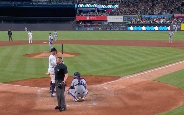 相手監督が激怒！ ジャッジ、“突然のハプニング”に困惑「どうした？」「何が起きた」急に叫び声… ベンチから抗議で即退場→怒りおさまらず審判に詰め寄る