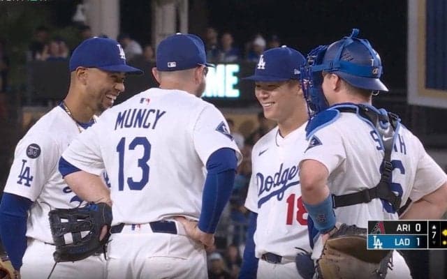 涙なしでは見られない… 山本由伸、熱投で“まさかの光景”「鳥肌立った」「カッコよすぎ」 監督やコーチ、チームメイトが見せた“胸熱シーン”「これぞエース」