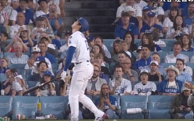 一体、何が起きた？ 大谷翔平に“想定外の珍ハプニング”「珍しいな」「これは痛い…」自打球2発直撃→大絶叫、フラフラしてしまう… ファン騒然