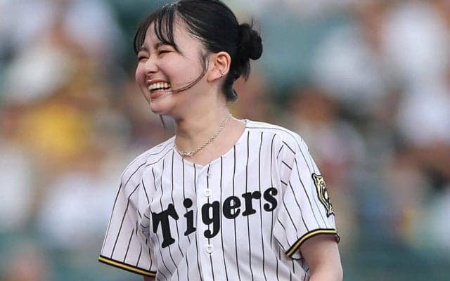 甲子園を魅了した美女の「ビジュ良すぎ！」　映える縦縞…“一変”スタイルが「かわいい！」