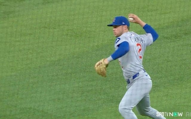 鈴木誠也の同僚が“信じられないダイビングストップ”　カブス名手の“美技”に本拠地沸騰「MLBで最高のセカンドベースマン」