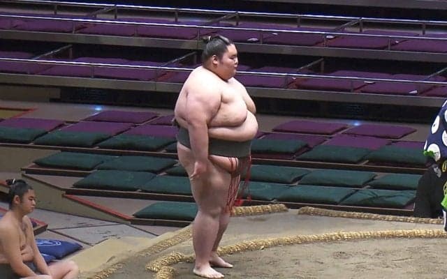土俵の降り方が「かわいい」 220キロ巨漢力士、“まさか”の行動にファン熱視線