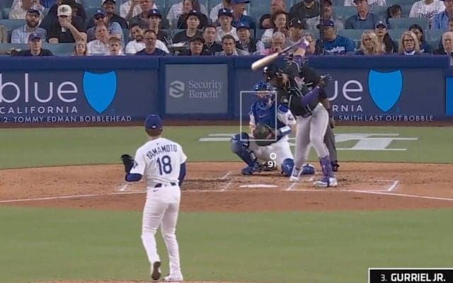 こんなの絶対打てない！ 山本由伸、魔球が落ちすぎて“打者に異変”「えげつない」「タチ悪い」 思いきり“マン振り”→体勢がスゴいことになる