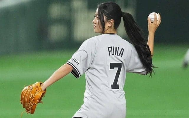 19歳の銅メダリストが豪快ノーバウンド投球　背番号「7」のユニ着用…巨人選手らも祝福