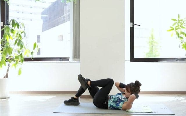 脇腹をがっつり絞る「ツイストクランチ」の効果と正しいやり方